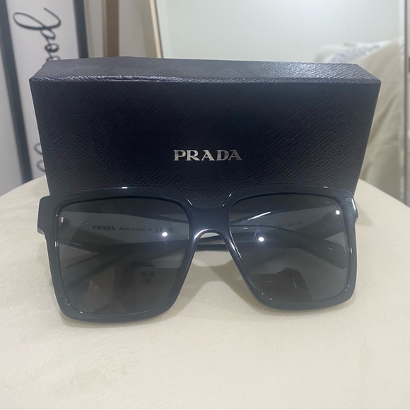 Prada sunglasses - Picture 2 of 10